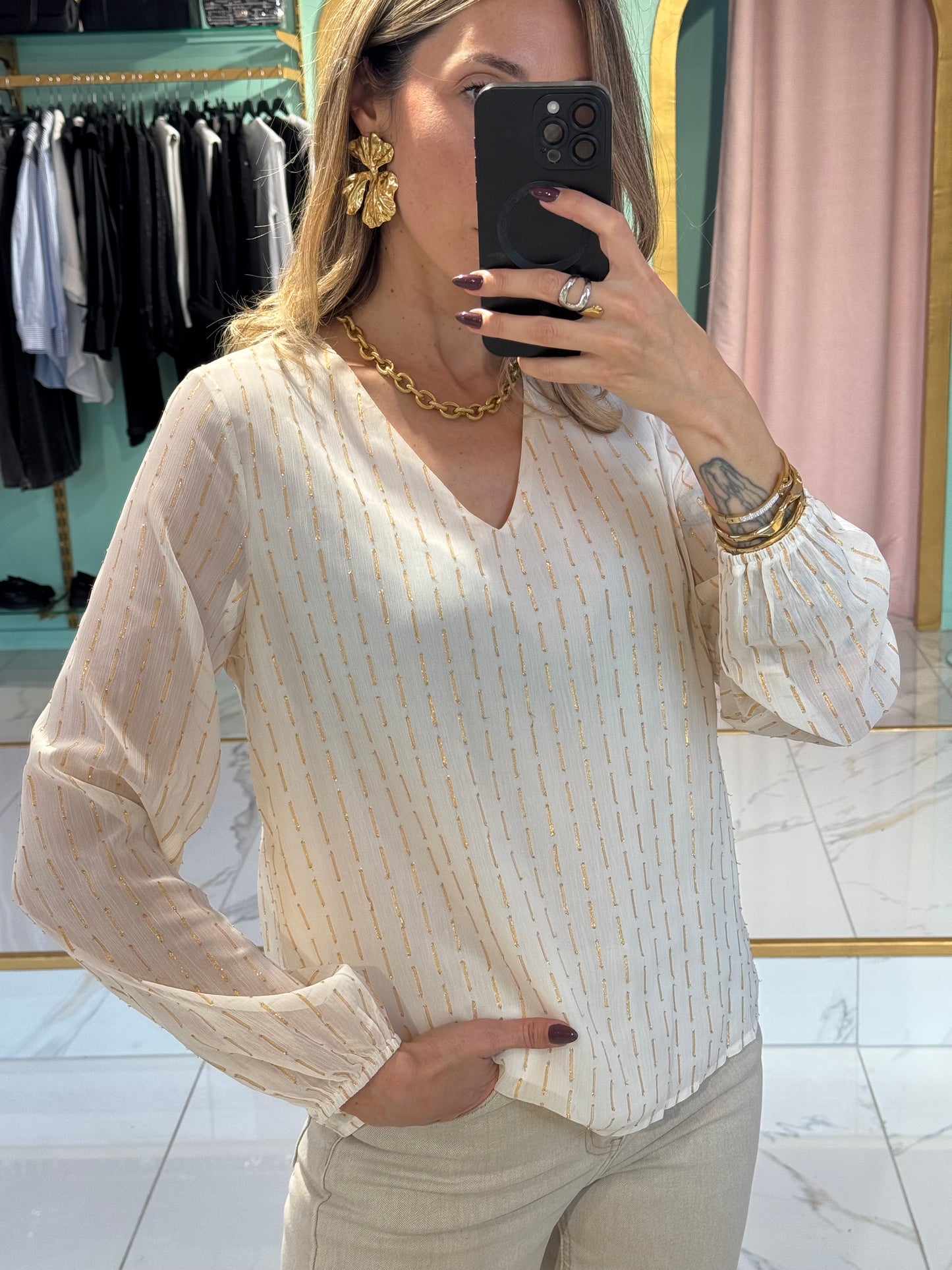 Blouse en col V beige avec détails en lurex doré