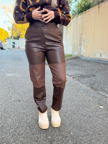 Pantalon effet cuir marron à empiècements