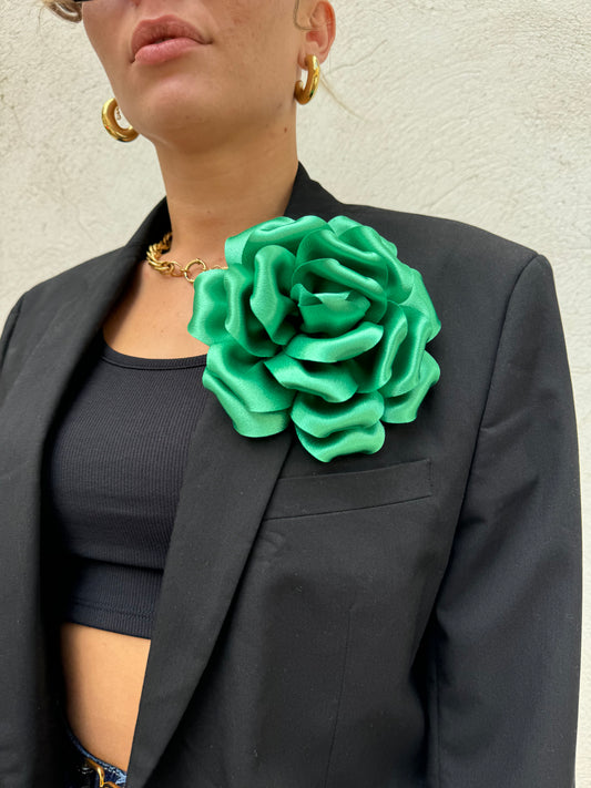 Fleur en tissu décorative montée sur pince et broche verte