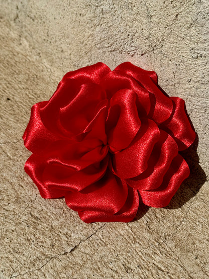 Fleur en tissu décorative montée sur pince et broche rouge