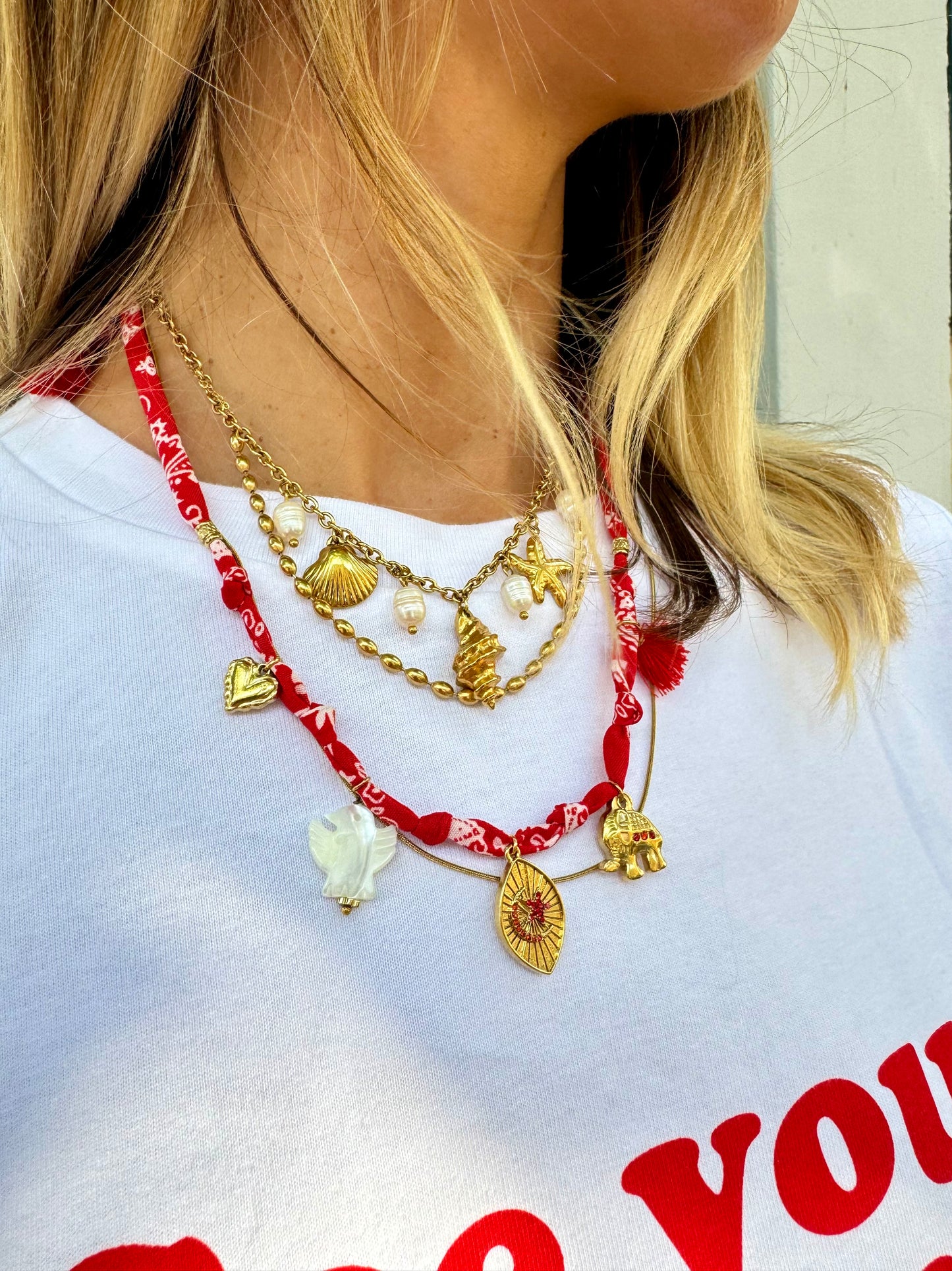 Collier Tissu rouge avec Breloques oeil etc – Summer Vibes par Milemila