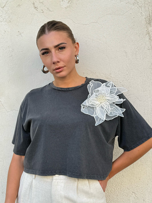 T-Shirt Loose Cropped noir avec fleurs blanche – Originalité et Féminité