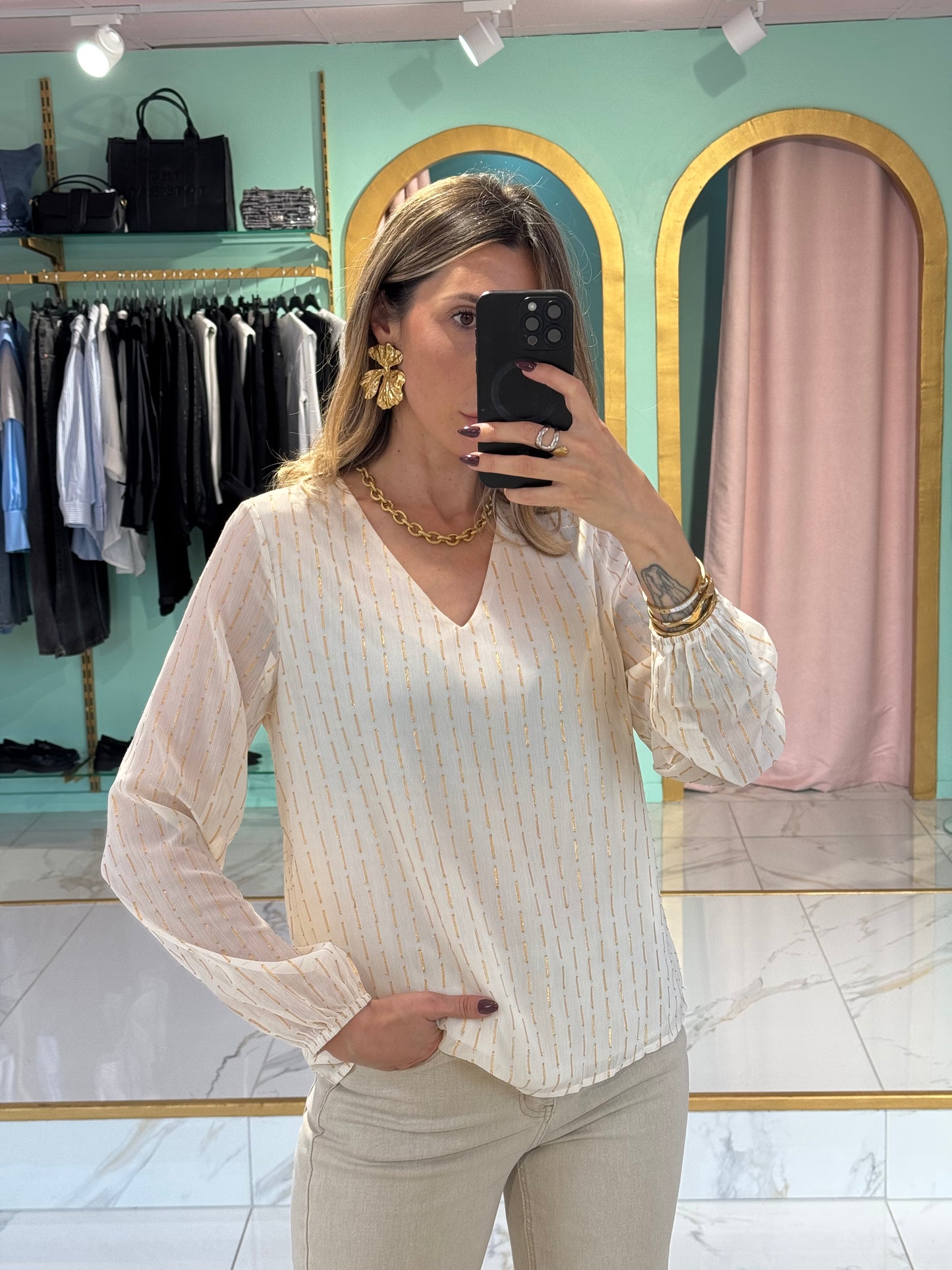 Blouse en col V beige avec détails en lurex doré