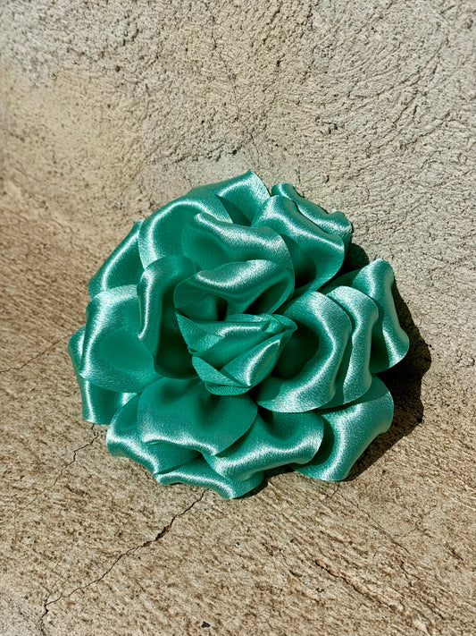 Fleur en tissu décorative montée sur pince et broche turquoise