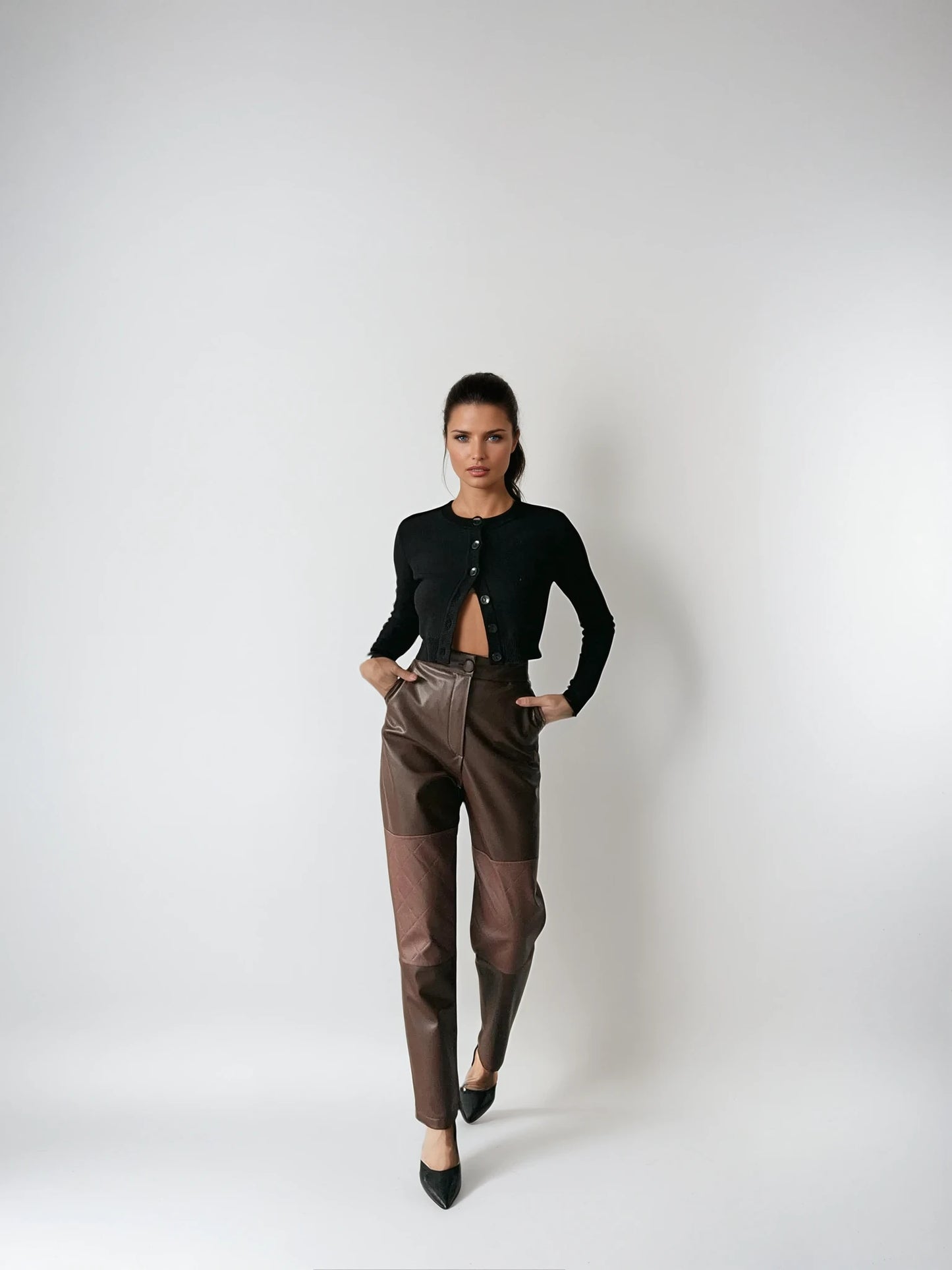 Pantalon effet cuir marron à empiècements