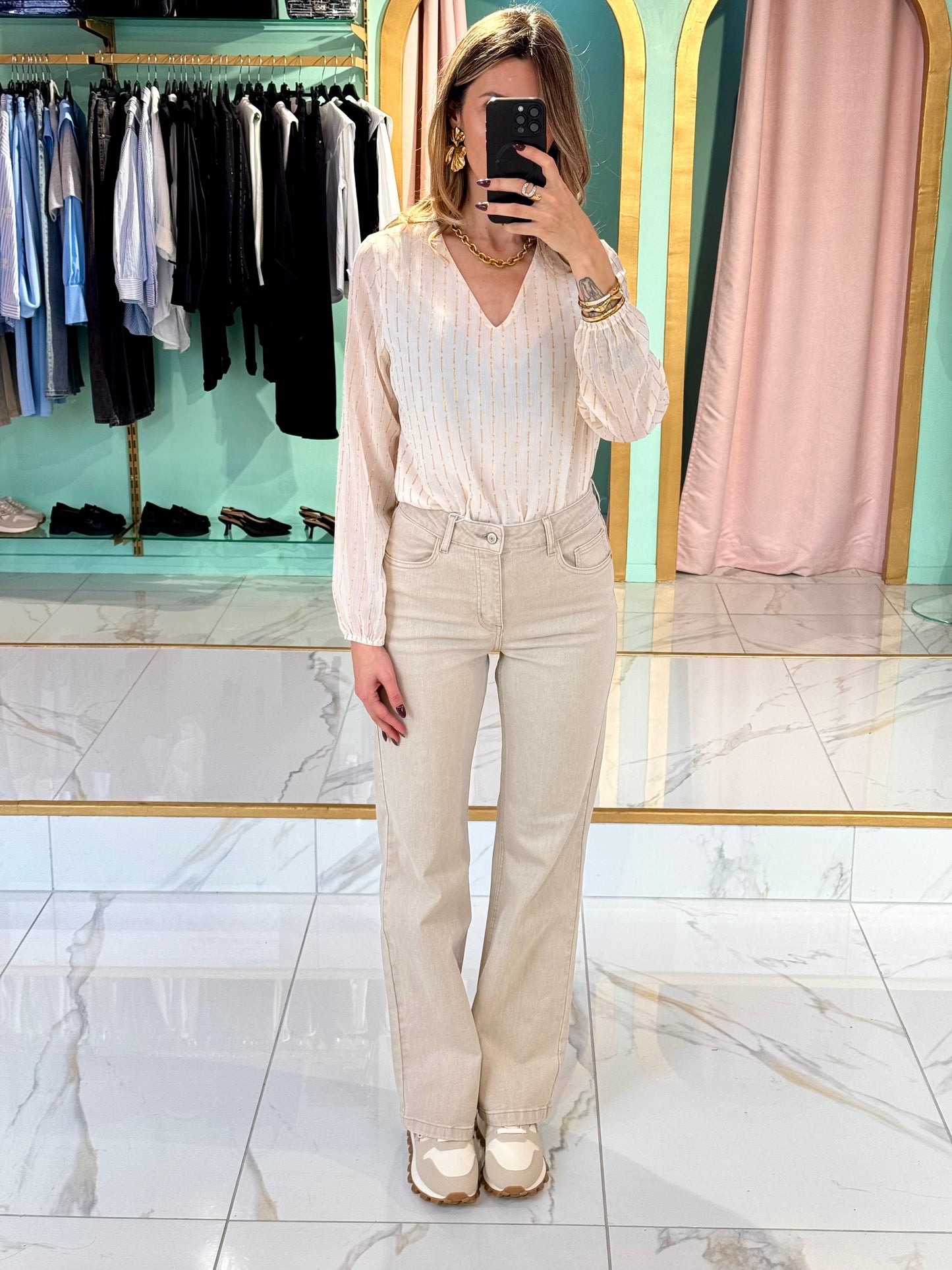 Blouse en col V beige avec détails en lurex doré