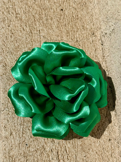 Fleur en tissu décorative montée sur pince et broche verte