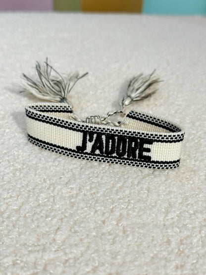 Bracelets Tissus Rigides Brodés “J’adore” avec Nœud Coulissant