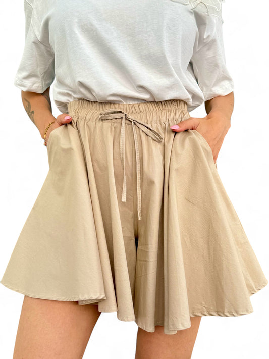 Jupe Short Évasée beige – Confort et Style en Toute Occasion