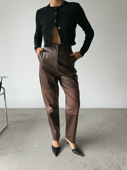 Pantalon effet cuir marron à empiècements