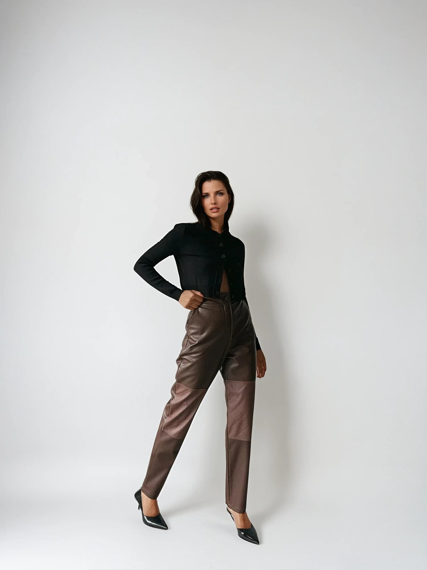 Pantalon effet cuir marron à empiècements