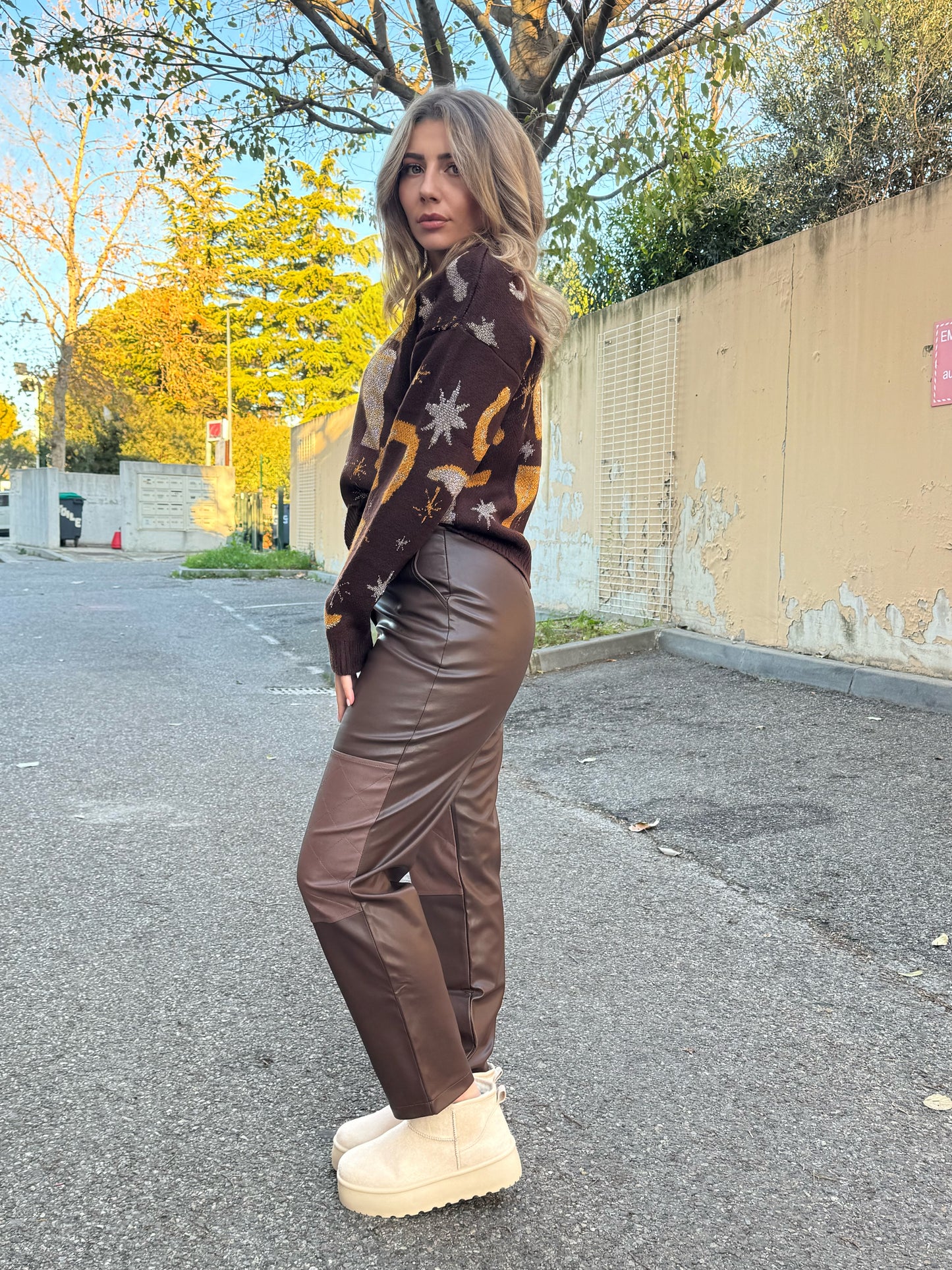 Pantalon effet cuir marron à empiècements