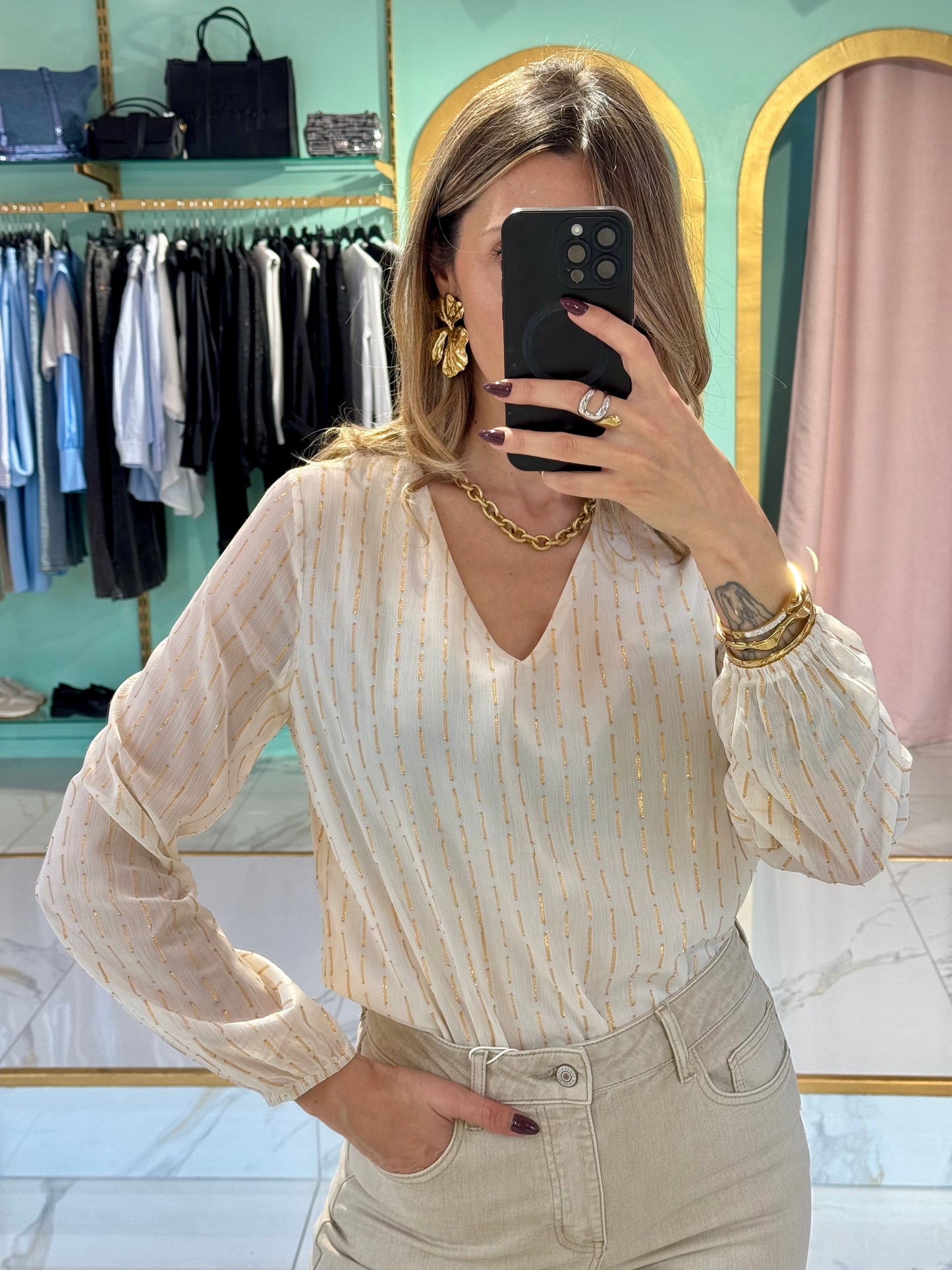 Blouse en col V beige avec détails en lurex doré