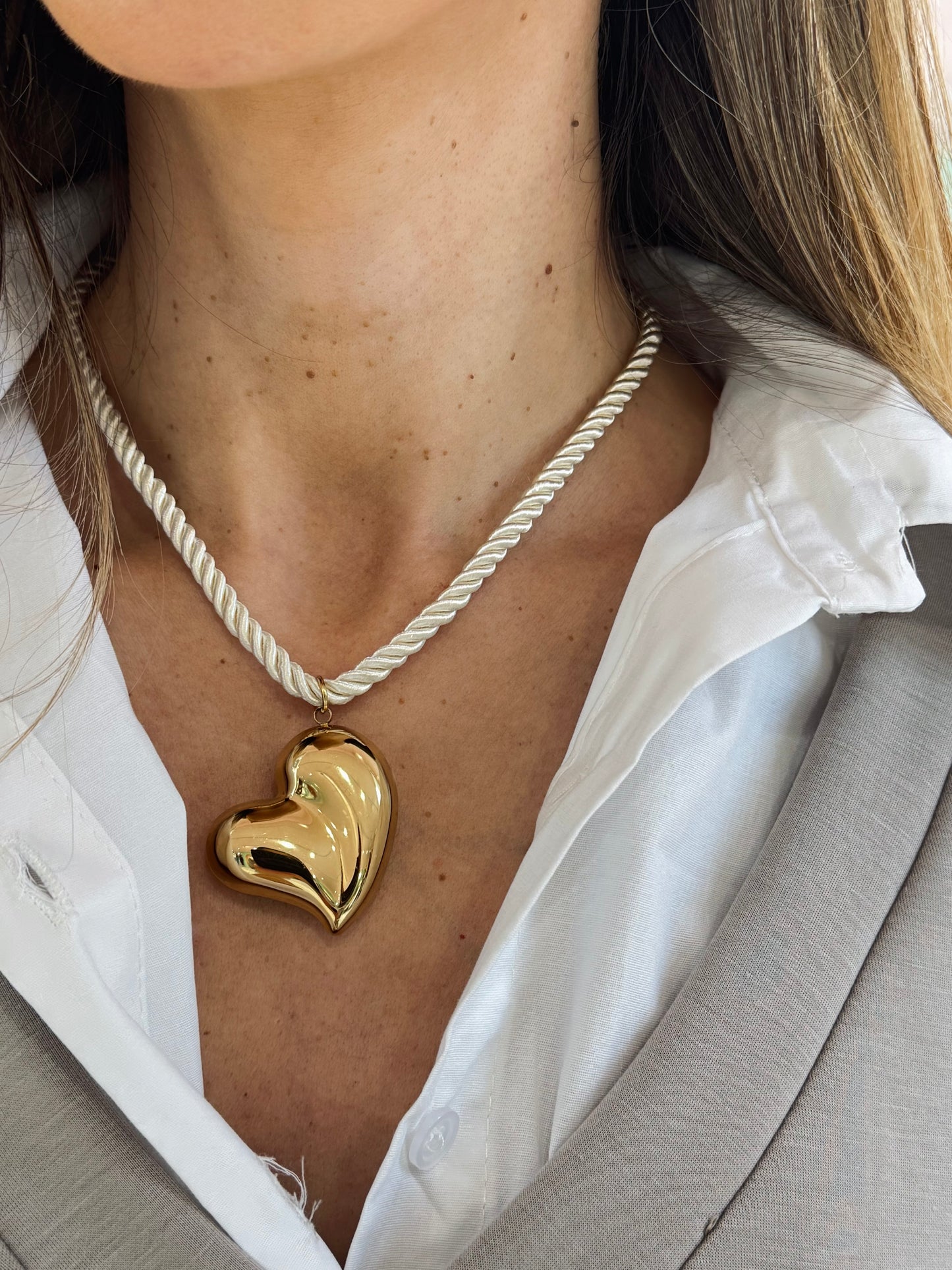 Collier cordon beige avec cœur