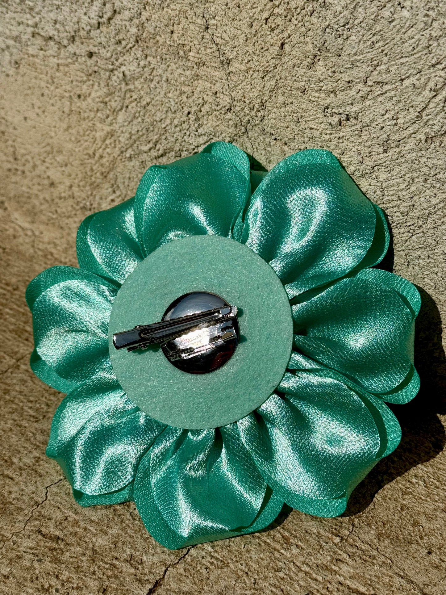 Fleur en tissu décorative montée sur pince et broche turquoise